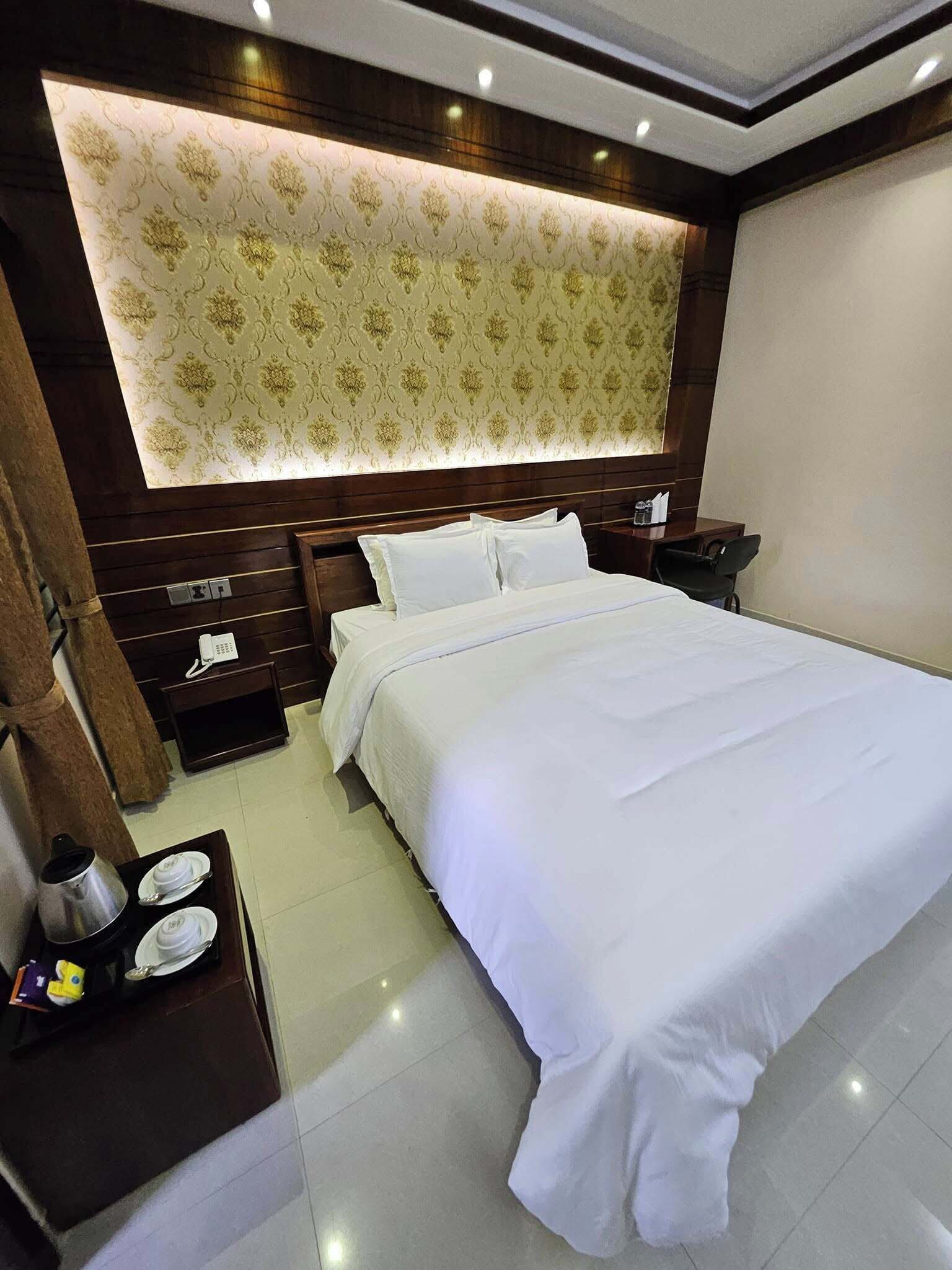 Deluxe Double Room, Balcony, Hill View | Bathroom