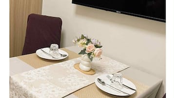 Condo Prestigio, 1 habitación, balcón, vista a la alberca | Servicio a la habitación