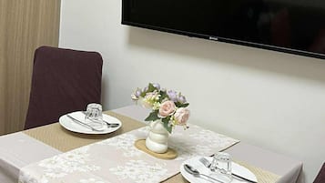 Condo có thiết kế đặc trưng, 1 phòng ngủ, ban công, quang cảnh hồ bơi | Khu vực ăn uống tại phòng