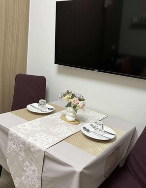 시그니처 콘도, 침실 1개, 발코니, 수영장 전망 | 객실 내 식사 공간