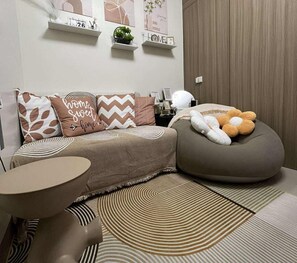 Signature Condo, 1 Bedroom, Balcony, Pool View | Living room