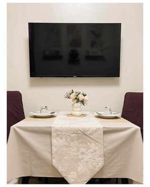 شقة مميزة - غرفة نوم واحدة - بشرفة - بمنظر للمسبح | تلفاز