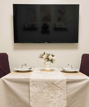 Condo Prestigio, 1 habitación, balcón, vista a la alberca | Televisión