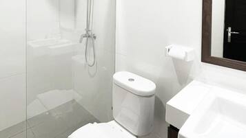 Kamar Double | Kamar mandi | Shower, perlengkapan mandi gratis, handuk, dan sabun