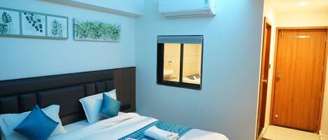 ラグジュアリー ルーム | デスク、ノートパソコン用作業スペース、WiFi (無料)、ベッドシーツ