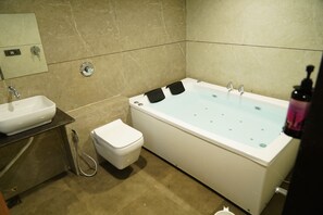 Luxe kamer | Badkamer | Een douche, een regendouche, gratis toiletartikelen, handdoeken