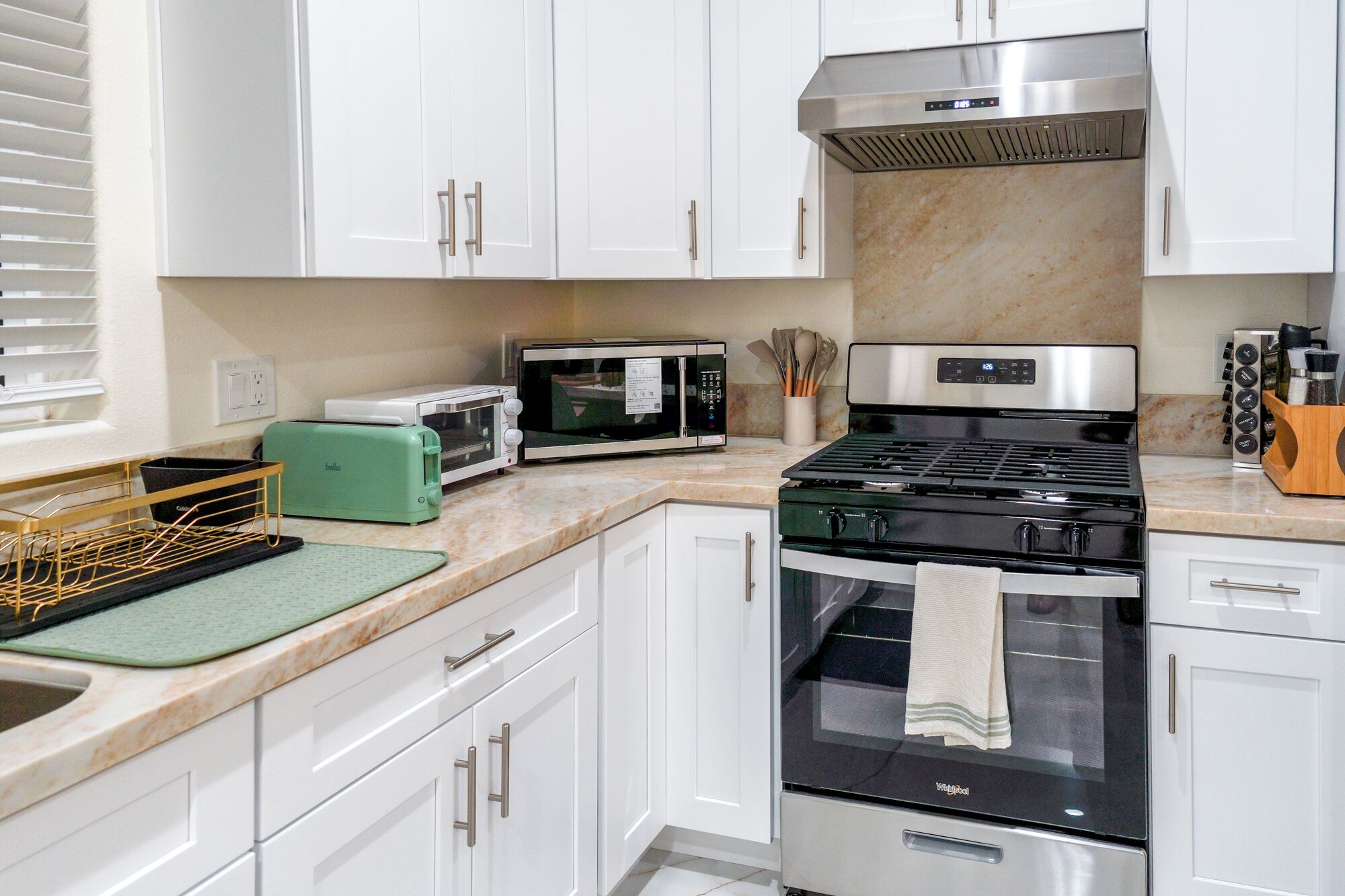 Een magnetron, een vaatwasser, een waterkoker, een broodrooster