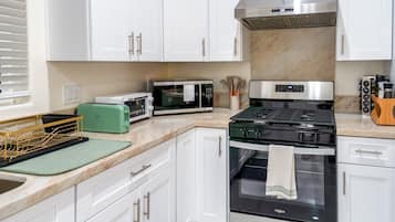 Micro-ondes, lave-vaisselle, bouilloire électrique, grille-pain