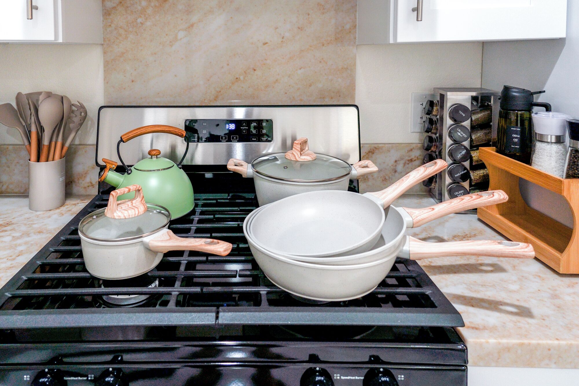 Een microgolfoven, een vaatwasser, een waterkoker, een broodrooster