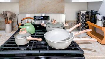 Een microgolfoven, een vaatwasser, een waterkoker, een broodrooster