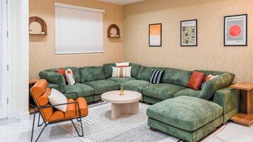 TV connectée, jeux vidéo, baby-foot