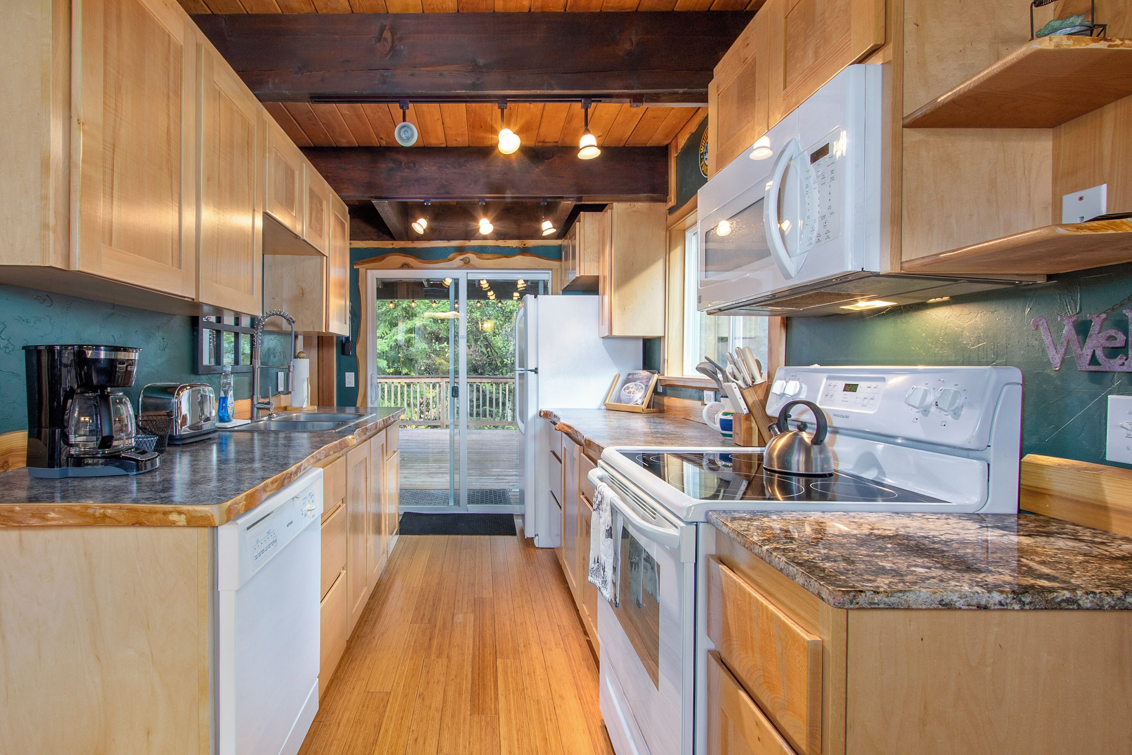 Kylskåp, mikrovågsugn, ugn och spishäll