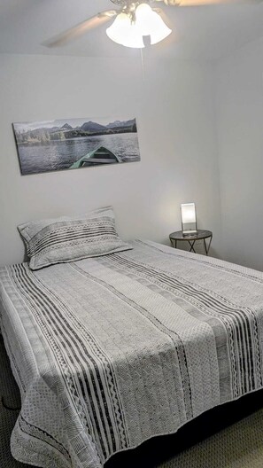 Silitysrauta/-lauta, Wi-Fi, vuodevaatteet