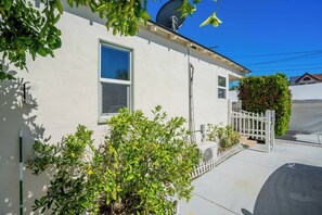 المنطقة المحيطة بالمنشأة