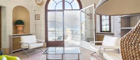 Tv och ett bordtennisbord