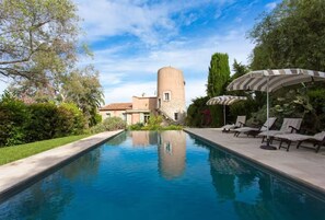 Een verwarmd zwembad