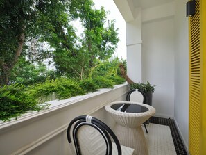 خزنة داخل الغرفة ومكتب ومساحة عمل للكمبيوتر المحمول وتجهيزات عازلة للصوت