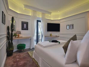 Kahden hengen deluxe-huone (yksi tai kaksi sänkyä), parveke, näköala pihalle | Tallelokero huoneessa, työpöytä