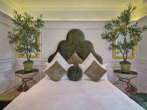 خزنة داخل الغرفة ومكتب ومساحة عمل للكمبيوتر المحمول وتجهيزات عازلة للصوت