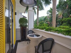 Deluxe-Doppelzimmer, Balkon, Flussblick | Zimmersafe, Schreibtisch, laptopgeeigneter Arbeitsplatz