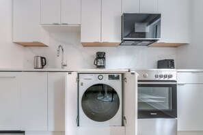 Fridge, microwave, oven, stovetop - Blueground | Kalorama Heights, fitness, nr Rock Creek Park (Washington, D.C.)