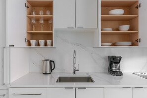 Fridge, microwave, oven, stovetop - Blueground | Kalorama Heights, fitness, nr Rock Creek Park (Washington, D.C.)