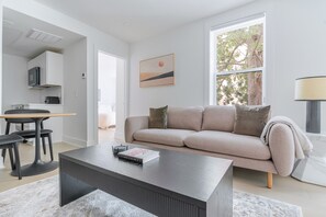 TV, stereo - Blueground | Kalorama Heights, fitness, nr Zoo (Washington, D.C.)