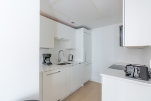 Fridge, microwave, oven, stovetop - Blueground | Kalorama Heights, fitness, nr Zoo (Washington, D.C.)