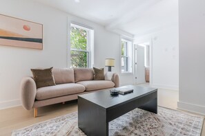 TV, stereo - Blueground | Kalorama Heights, fitness, nr Zoo (Washington, D.C.)