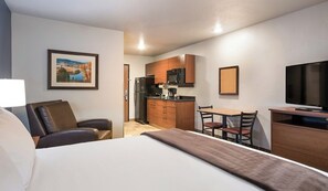 1 bedroom, iron/ironing board, free WiFi, bed sheets - Queen Suite w/ Kitchen & Recliner Near Omaha’s Best Attractions and Landmarks (La Vista)