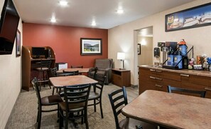 Dining - Queen Suite w/ Kitchen & Recliner Near Omaha’s Best Attractions and Landmarks (La Vista)