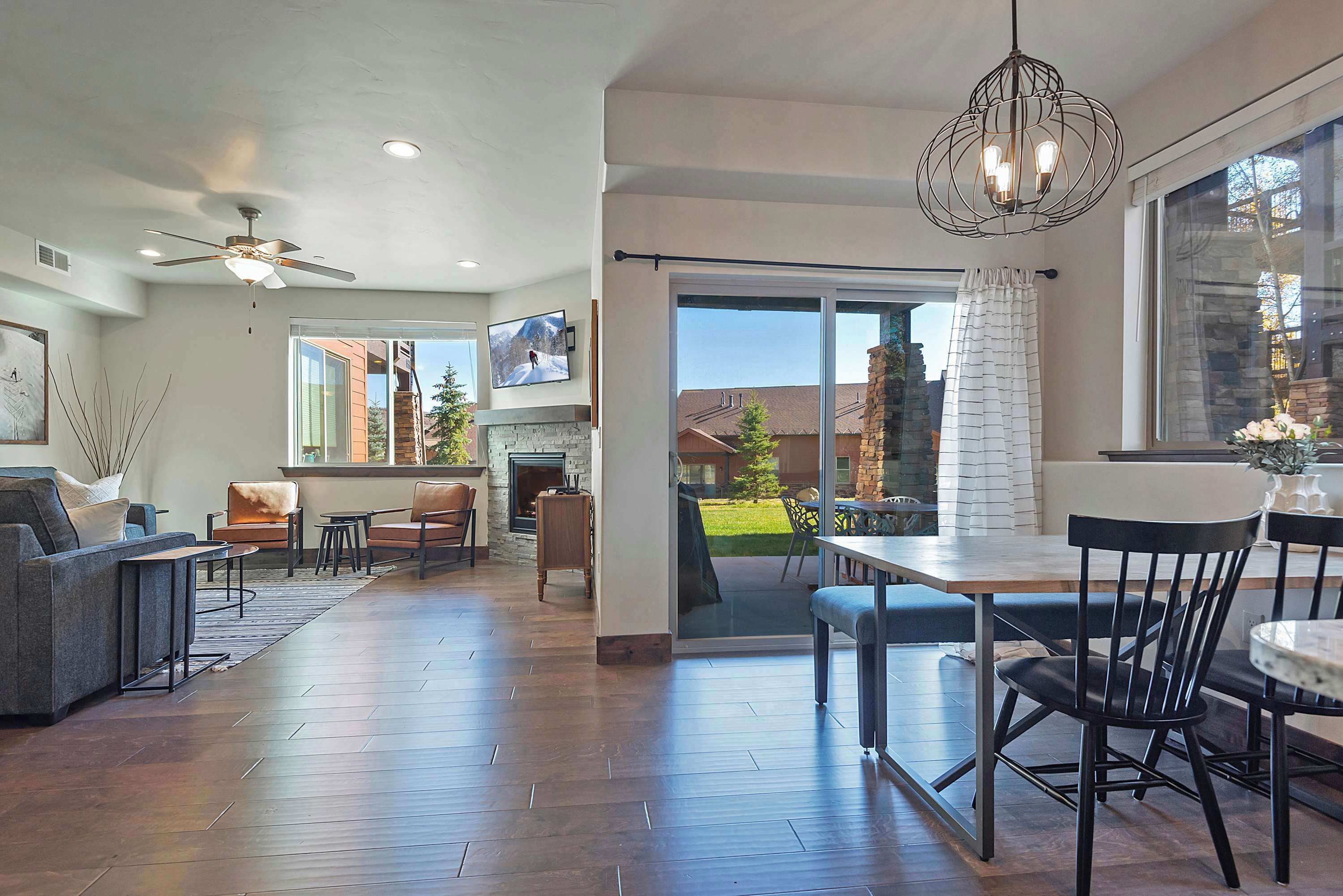 TV, caminetto, studio