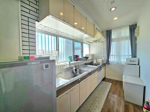 A 100-inch screen and a projector allow you to watch movies at your leisure. A life-size stay in Okinawa as if you were living in the town of "Chatan," where the sunset is beautiful.