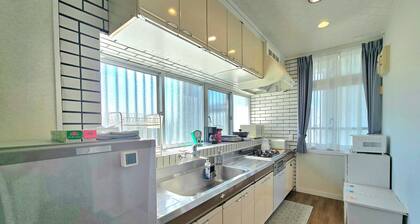 A 100-inch screen and a projector allow you to watch movies at your leisure. A life-size stay in Okinawa as if you were living in the town of "Chatan," where the sunset is beautiful.