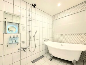 Sèche-cheveux, bidet, serviettes fournies, savon