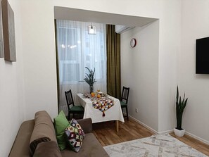 Departamento Confort, 1 cama Queen size y sofá cama, vista al patio | Caja de seguridad en la habitación y espacio para trabajar con laptop 