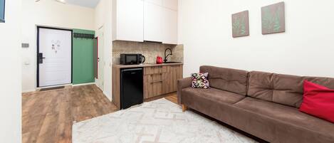 Appartamento Comfort, 1 letto queen con divano letto, vista cortile | Una cassaforte in camera, postazione laptop, tende oscuranti