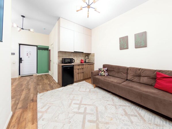 Departamento Confort, 1 cama Queen size y sofá cama, vista al patio | Caja de seguridad en la habitación y espacio para trabajar con laptop 