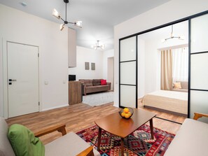 Comfort-Apartment, 1 Queen-Bett und Schlafsofa, Blick auf den Innenhof | Zimmersafe, laptopgeeigneter Arbeitsplatz, Verdunkelungsvorhänge