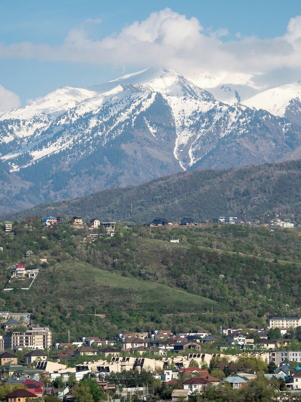 A town with a mountain in the background. - Business Aparts near MEGA Almaty (Almaty)