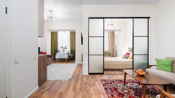 Leilighet – comfort, 1 queensize-seng med sovesofa, bakgårdsutsikt | Safe på rommet, skrivebord for bærbar PC og blendingsgardiner