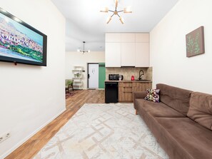 Departamento Confort, 1 cama Queen size y sofá cama, vista al patio | Caja de seguridad en la habitación y espacio para trabajar con laptop 