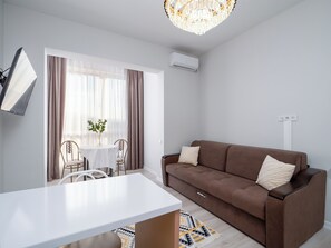 Appartamento Comfort, 1 letto king con divano letto, non fumatori, vista montagna | Una cassaforte in camera, postazione laptop, tende oscuranti