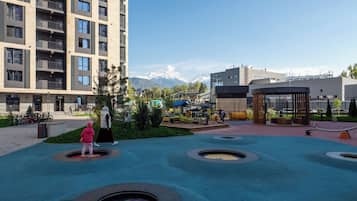 Comfort appartement, 1 kingsize bed met slaapbank, uitzicht op bergen | Terras