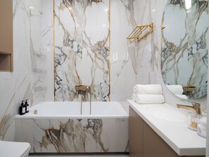 Departamento Confort, 2 habitaciones, baño privado | Baño | Secadora de cabello, pantuflas, toallas, jabón 