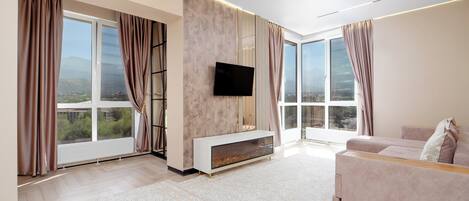 Comfort Apartment, 2 Bedrooms, Private Bathroom | In-room safe, laptop workspace, blackout curtains, soundproofing