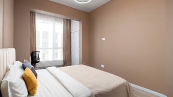 Comfort Apartment, 1 King Bed with Sofa bed, Mountain View | In-room safe, laptop workspace, blackout drapes, soundproofing