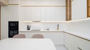 Comfort appartement, 2 slaapkamers, privébadkamer | Een kluis op de kamer, een laptopwerkplek, verduisterende gordijnen