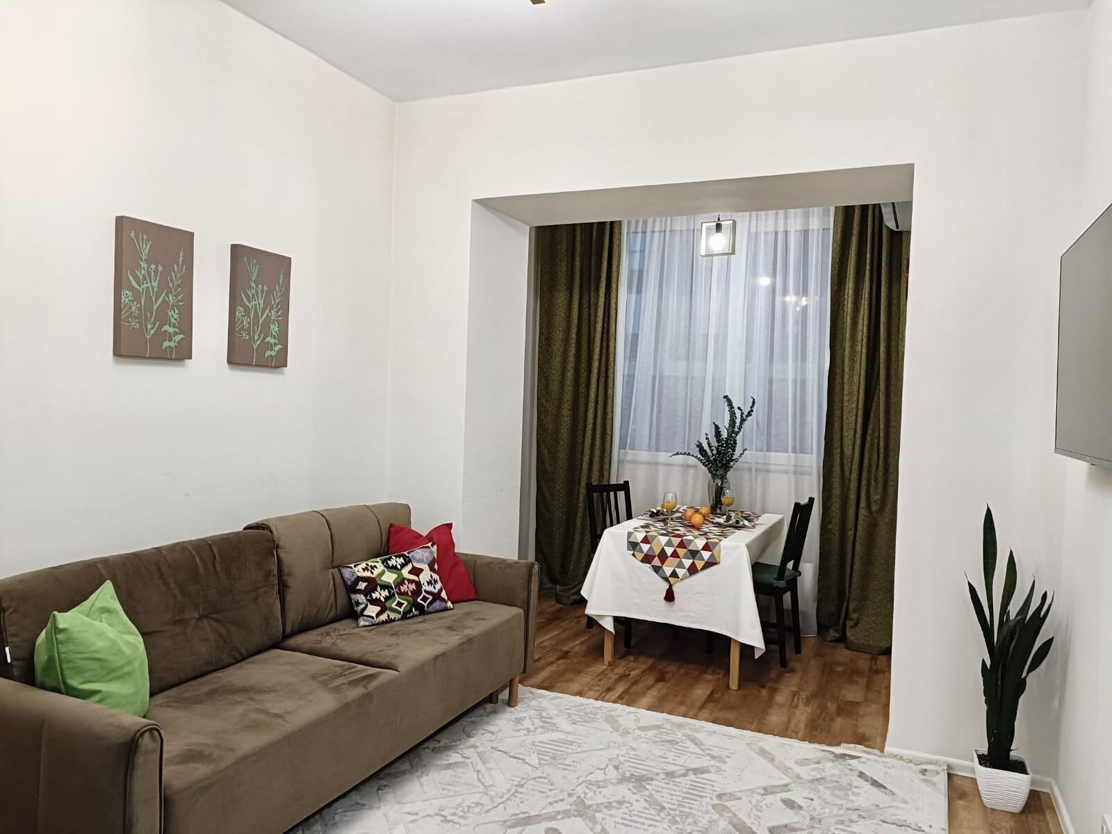 コンフォート アパートメント クイーンベッド 1 台ソファーベッド付き コートヤードビュー | リビング エリア