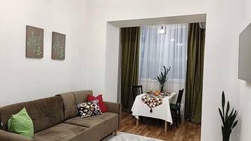 Appartamento Comfort, 1 letto queen con divano letto, vista cortile | Area soggiorno
